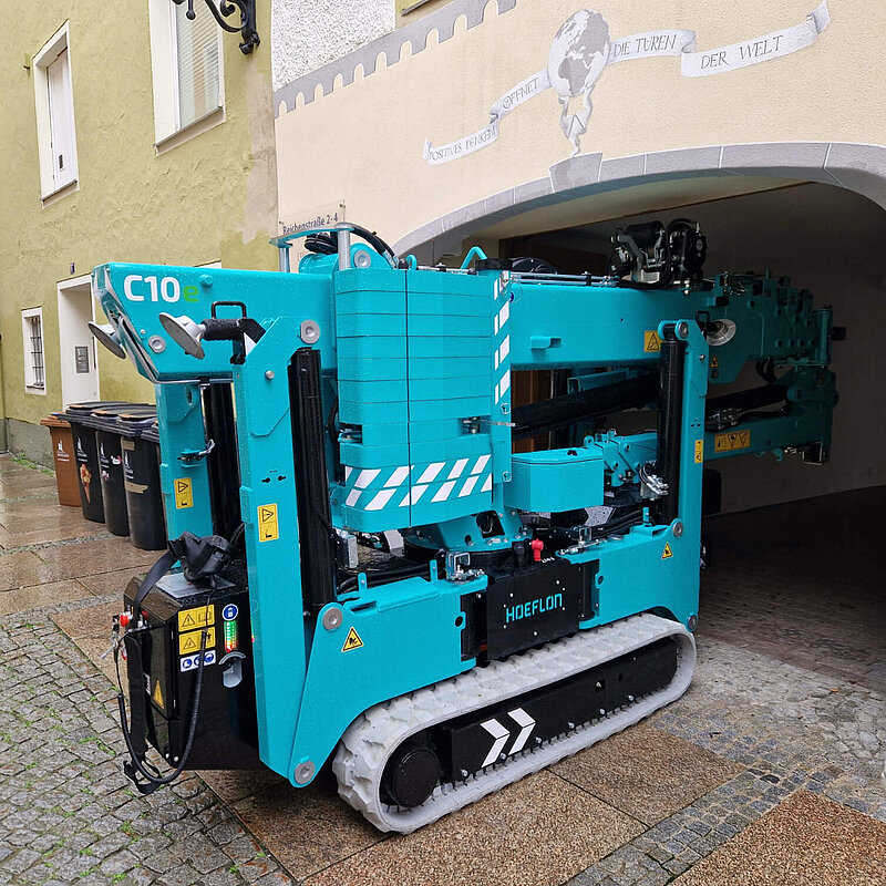 Kompakter Minikran in enger Durchfahrt