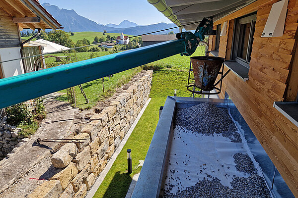 Minikran bei Neubau und Garten- & Landschaftsbau